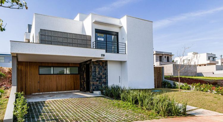 Frias Neto e Escritório de Arquitetura Santos Bergamasco projetam casa personalizada no Condomínio Villa D'aquila