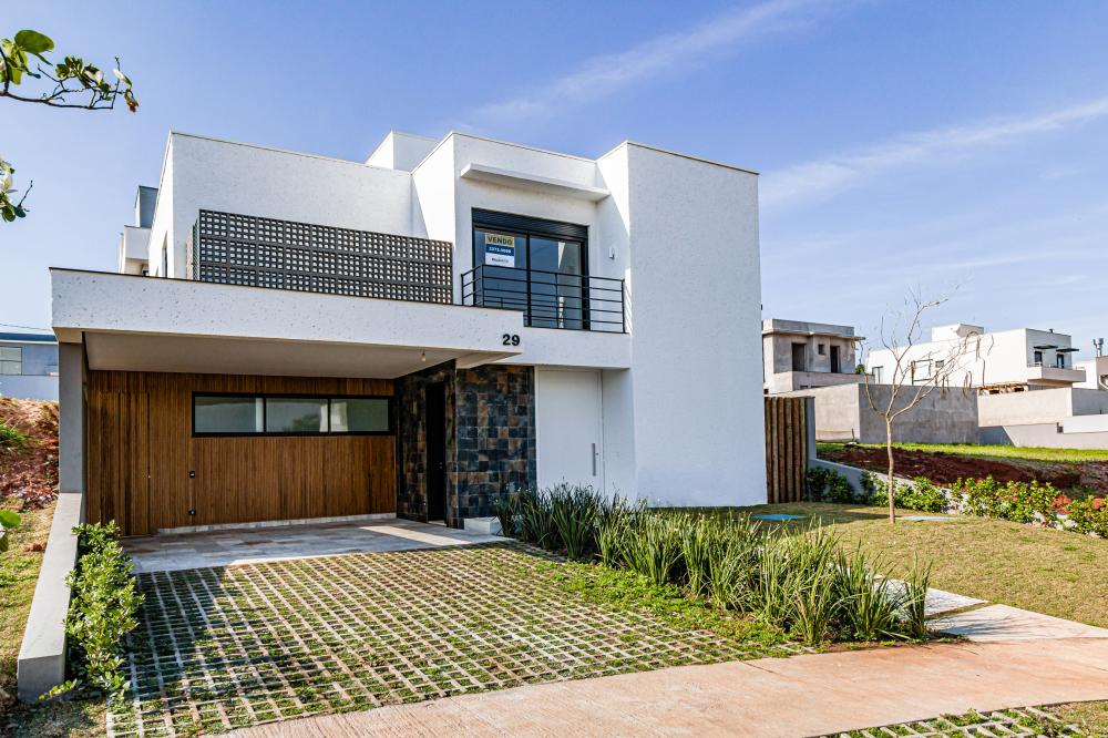 Frias Neto e Escritório de Arquitetura Santos Bergamasco projetam casa personalizada no Condomínio Villa D'aquila